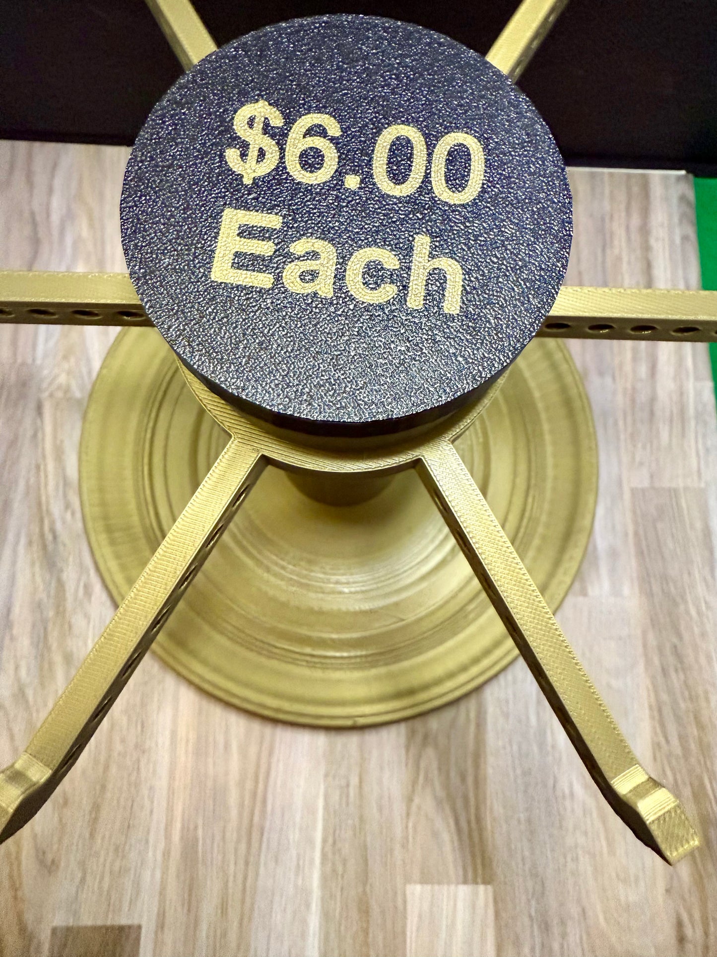 Spinning keychain display